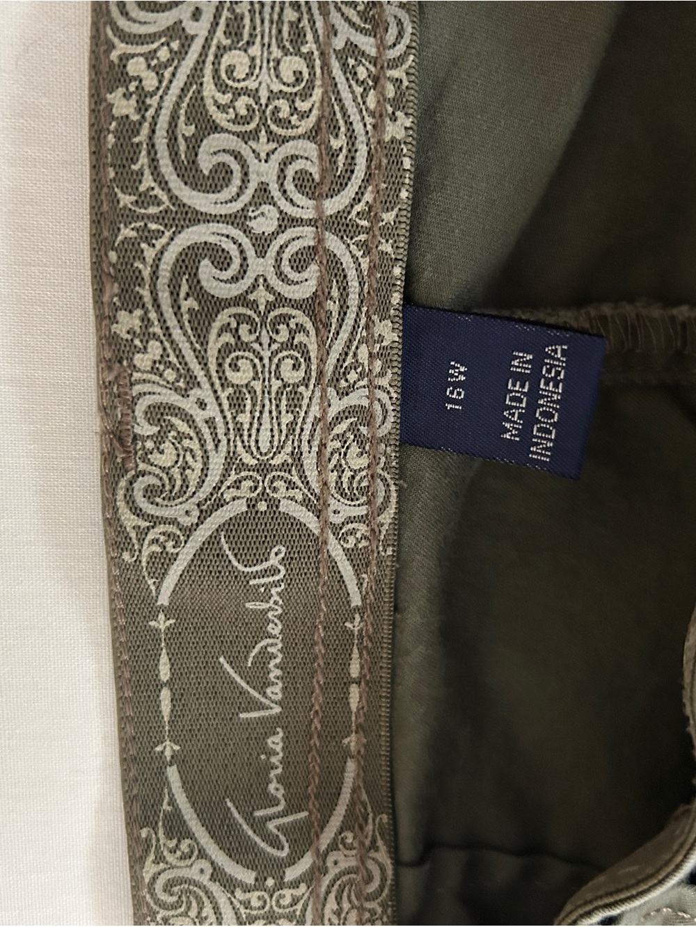 Gloria Vanderbilt Olive Green Cargo Bermuda Shorts - Picture 4 of 5